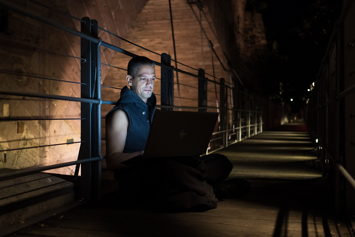 Available Light Porträt Nachtlichter Laptop Monitor Softbox Tracht Business Fotograf Nürnberg