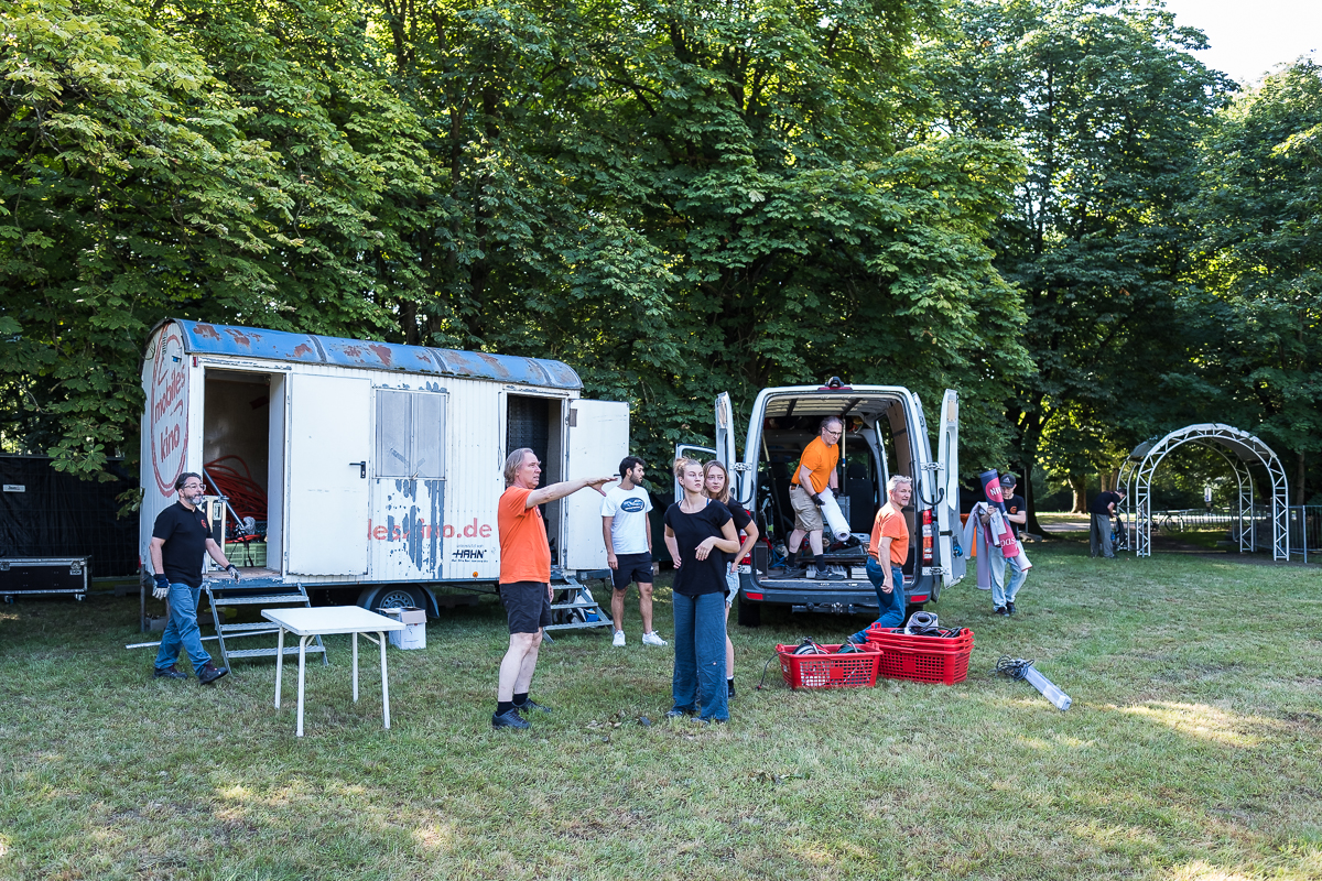 Mobiles Kino e. V. Aufbau Open Air Kino Festival Sommernachtfilmfestival Lager Marienbergpark Fotograf Jürgen Klieber 