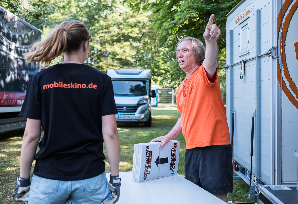 Mobiles Kino e. V. Aufbau Open Air Kino Festival Sommernachtfilmfestival Lager Marienbergpark Fotograf Jürgen Klieber 