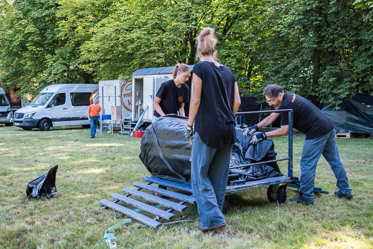 Mobiles Kino e. V. Aufbau Open Air Kino Festival Sommernachtfilmfestival Lager Marienbergpark Fotograf Jürgen Klieber 