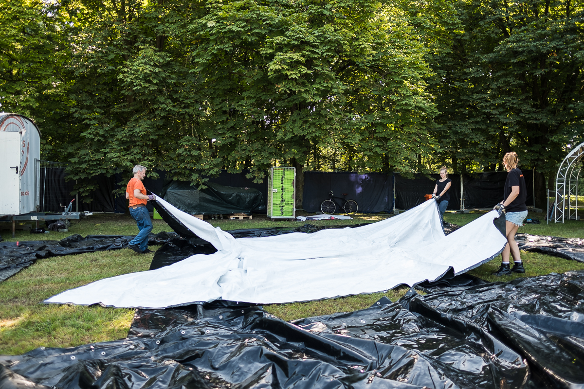 Mobiles Kino e. V. Aufbau Open Air Kino Festival Sommernachtfilmfestival Lager Marienbergpark Fotograf Jürgen Klieber 