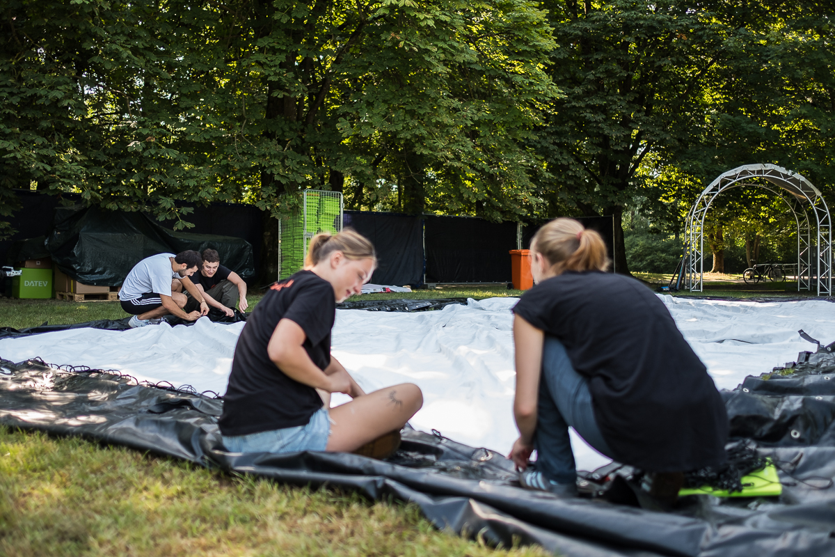 Mobiles Kino e. V. Aufbau Open Air Kino Festival Sommernachtfilmfestival Lager Marienbergpark Fotograf Jürgen Klieber 