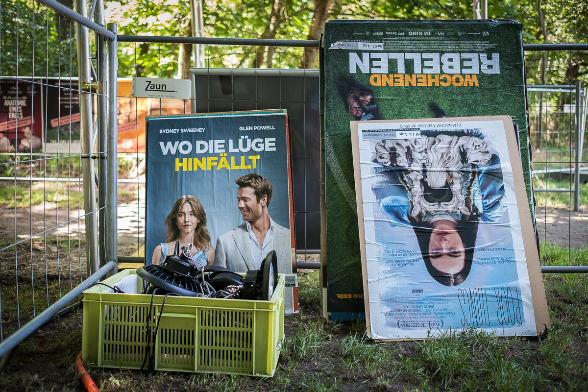 Mobiles Kino e. V. Aufbau Open Air Kino Festival Sommernachtfilmfestival Lager Marienbergpark Fotograf Jürgen Klieber 