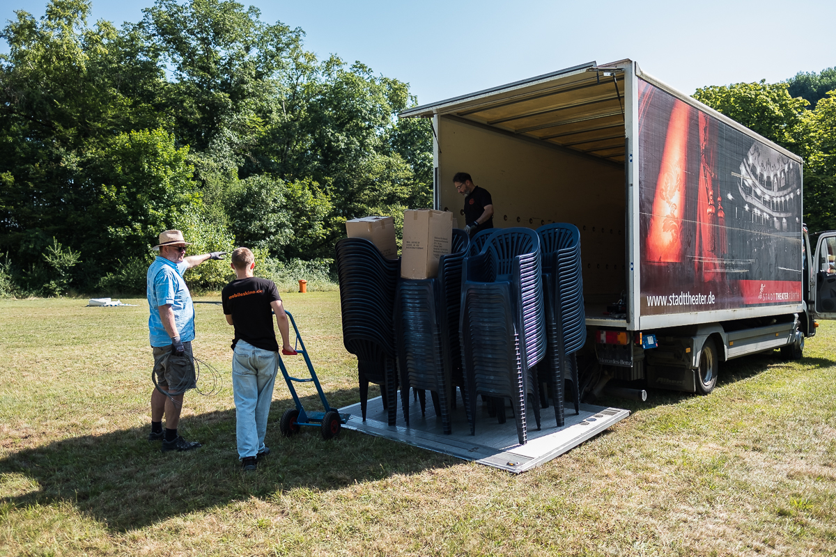 Mobiles Kino e. V. Aufbau Open Air Kino Festival Sommernachtfilmfestival Lager Marienbergpark Fotograf Jürgen Klieber 