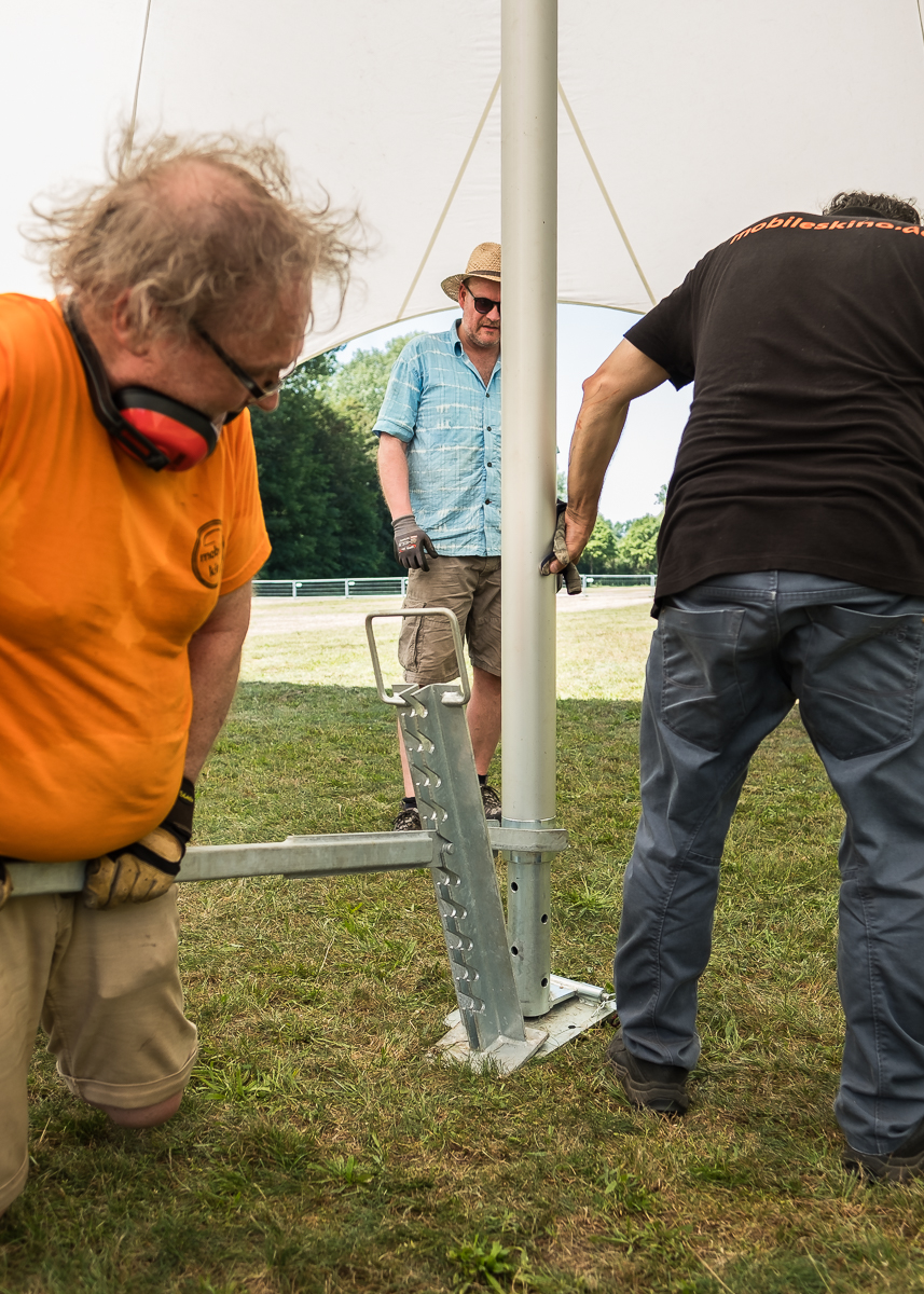 Mobiles Kino e. V. Aufbau Open Air Kino Festival Sommernachtfilmfestival Lager Marienbergpark Fotograf Jürgen Klieber 