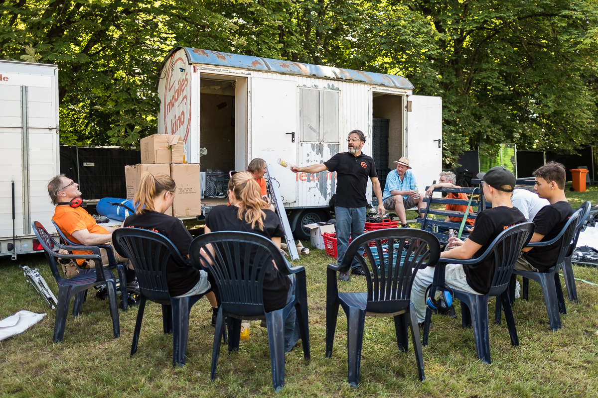 Mobiles Kino e. V. Aufbau Open Air Kino Festival Sommernachtfilmfestival Lager Marienbergpark Fotograf Jürgen Klieber 