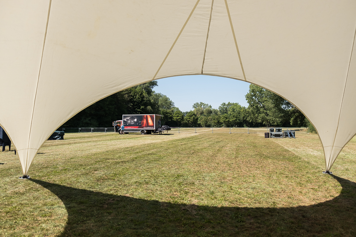 Mobiles Kino e. V. Aufbau Open Air Kino Festival Sommernachtfilmfestival Lager Marienbergpark Fotograf Jürgen Klieber 