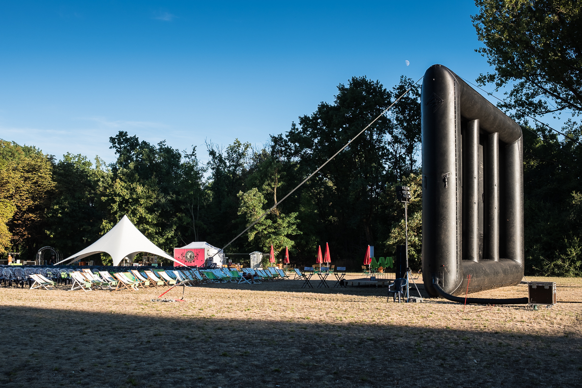 Mobiles Kino e. V. Aufbau Open Air Kino Festival Sommernachtfilmfestival Lager Marienbergpark Fotograf Jürgen Klieber 