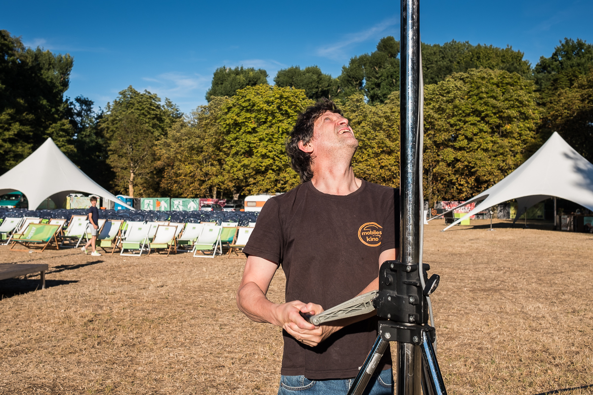 Mobiles Kino e. V. Aufbau Open Air Kino Festival Sommernachtfilmfestival Lager Marienbergpark Fotograf Jürgen Klieber 