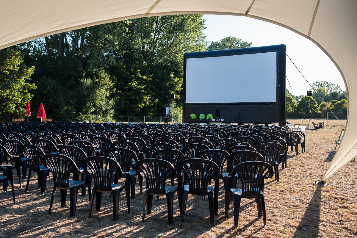 Mobiles Kino e. V. Aufbau Open Air Kino Festival Sommernachtfilmfestival Lager Marienbergpark Fotograf Jürgen Klieber 