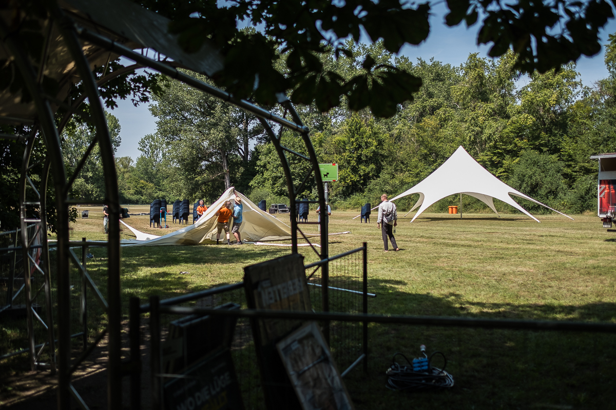 Mobiles Kino e. V. Aufbau Open Air Kino Festival Sommernachtfilmfestival Lager Marienbergpark Fotograf Jürgen Klieber 