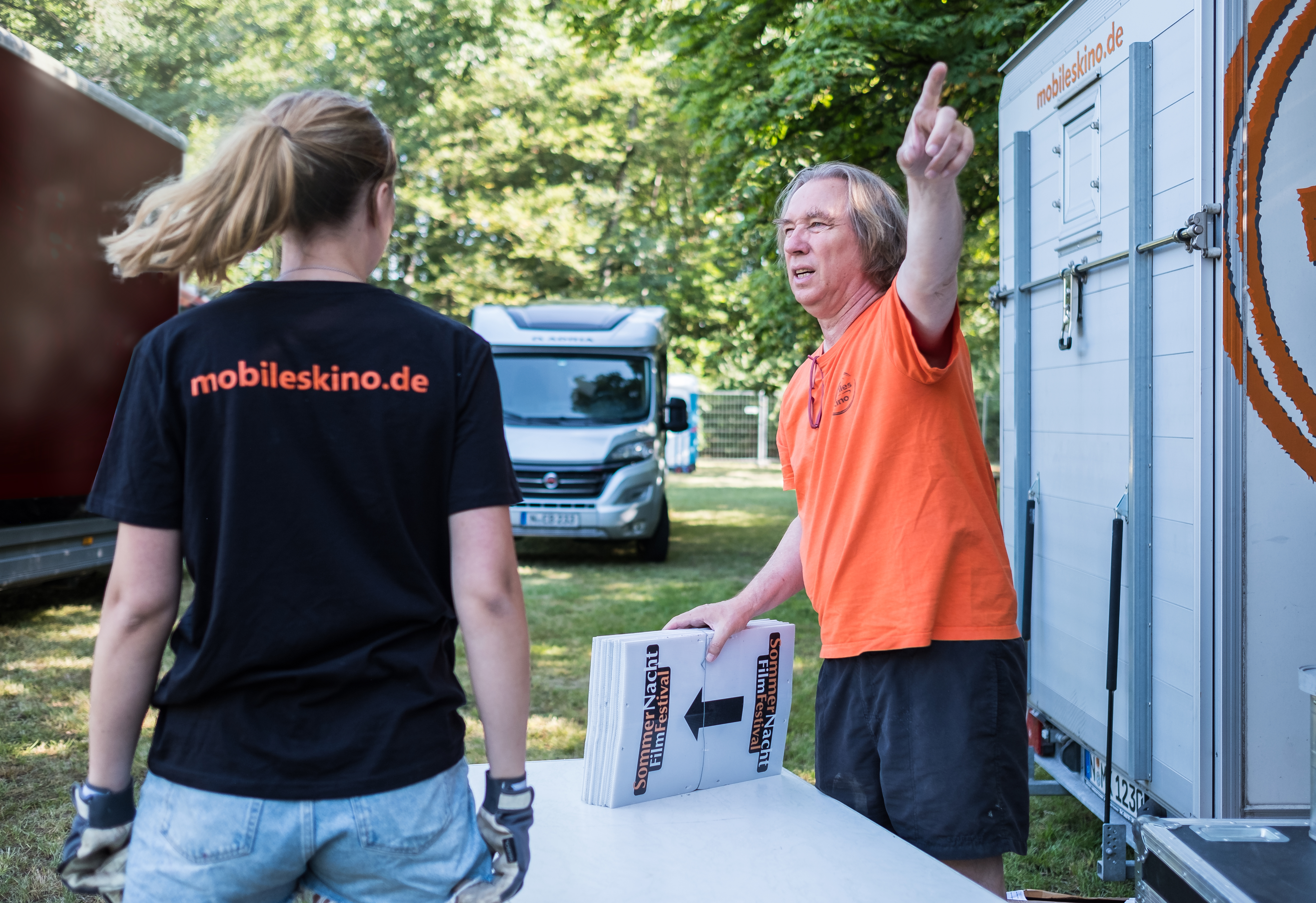 Mobiles Kino e. V. Aufbau Open Air Kino Festival Sommernachtfilmfestival Lager Marienbergpark Fotograf Jürgen Klieber 